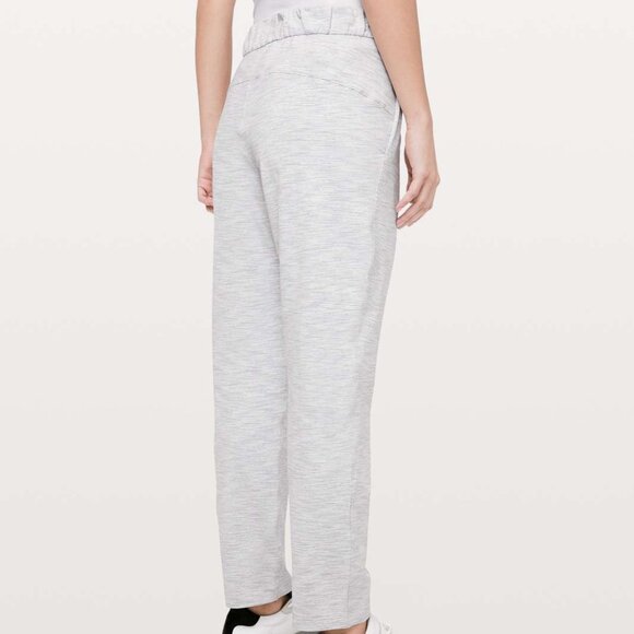 Lululemon On The Fly Pant / pants (size 8) Luxtreme, light grey, striped pattern - Picture 2 of 9